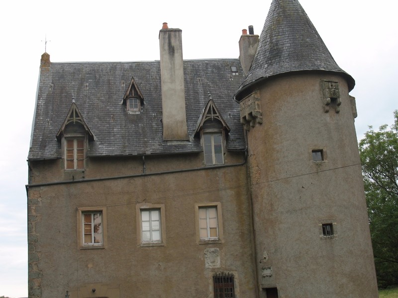 Toiture d'un château ancien avant travaux.