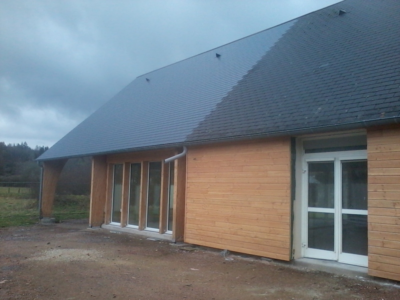 Extension d'une salle communale en ardoise fibrociment.