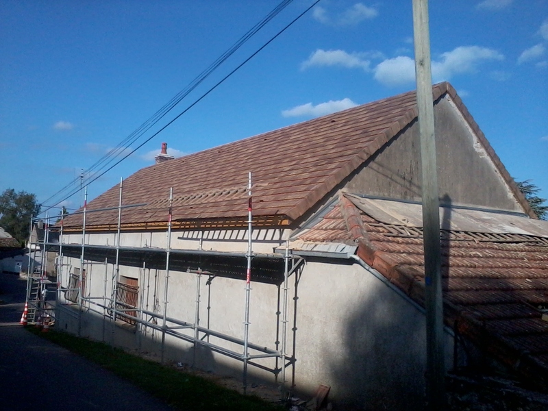 Maison couverte en Arboise coloris Chevreuse durant travaux.