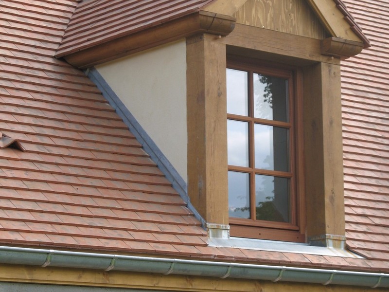 Lucarne à deux pans en tuile plate.