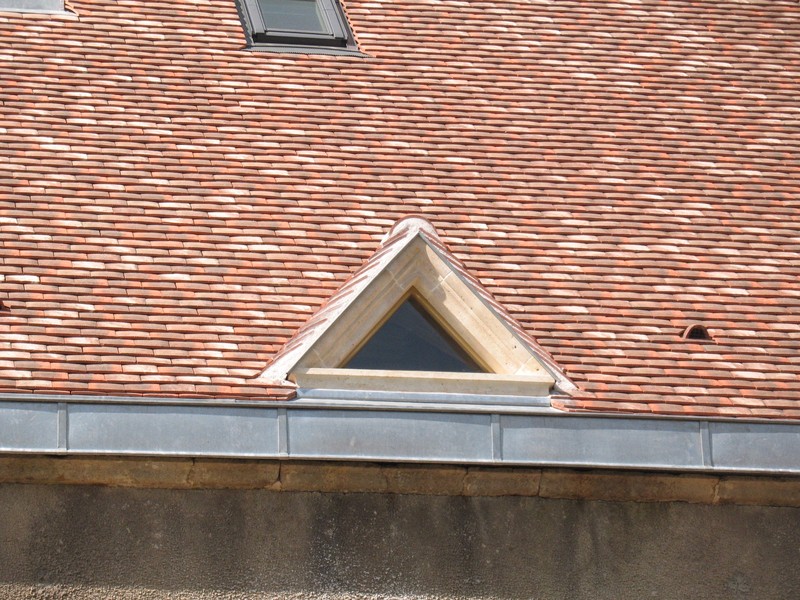 Petit outeau en pierre couvert en tuile plate Restauration.