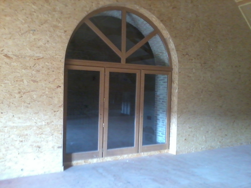 Pignon d'une écurie isolé et bardé en panneau osb.