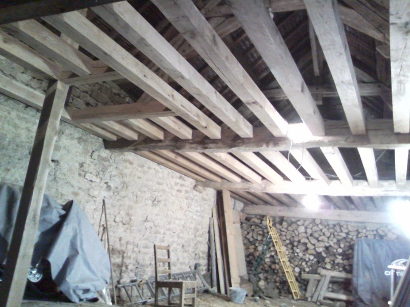 Solives en chêne assemblées dans les entraits de ferme.