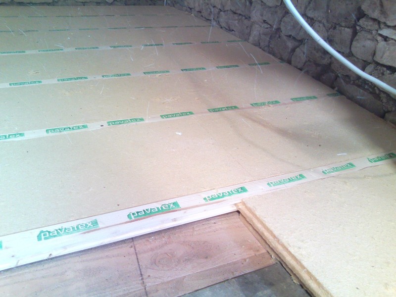 Pose d'un isolant phonique de plancher en fibre de bois.