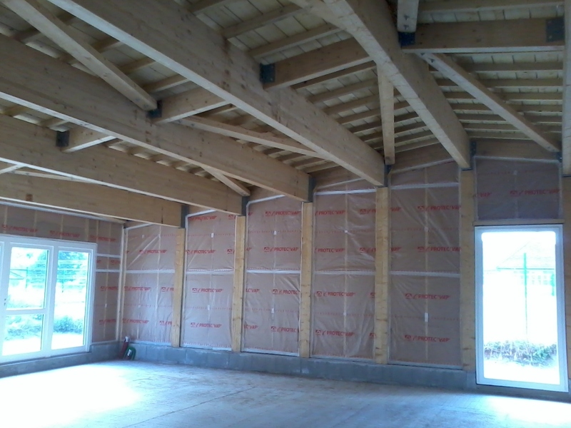 Vue des murs isolés et de la charpente de l'école.