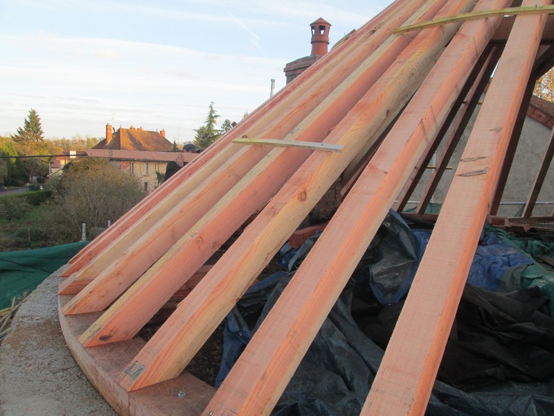 Bas de pente de la tour ronde.