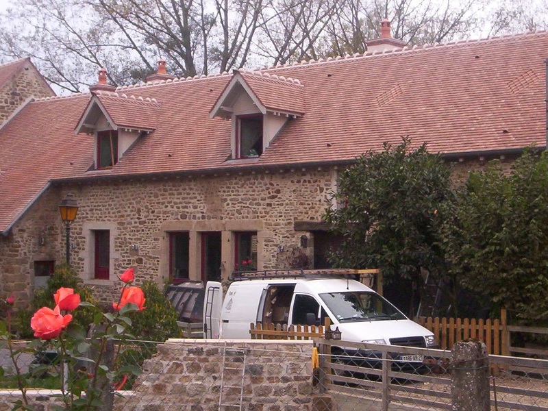 Pavillon ancien rénové avec tuile plate Restauration 16/27 avec divers motifs et scellements.