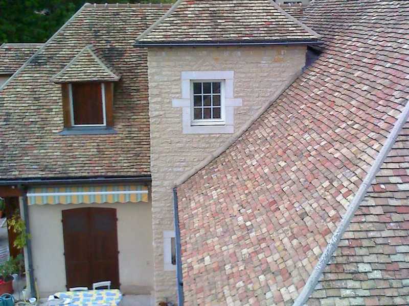 Pavillon neuf couvert en tuile rustique.