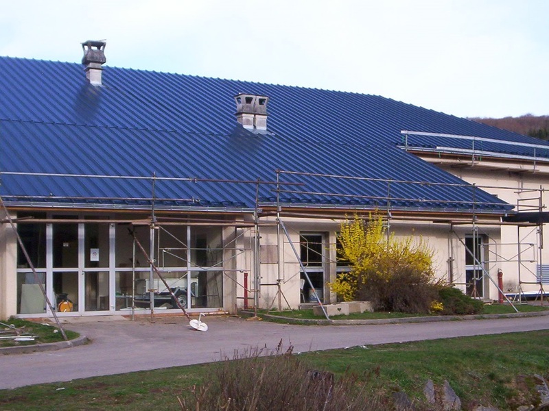 Couverture en bac acier couleur ardoise pour une station de traitement des eaux.