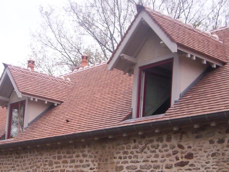 Chapeaux de lucarnes en tuile plate rénovés.