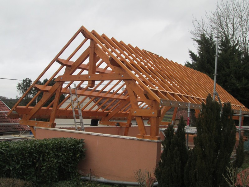 Vue de la charpente en douglas raboté et lasuré.