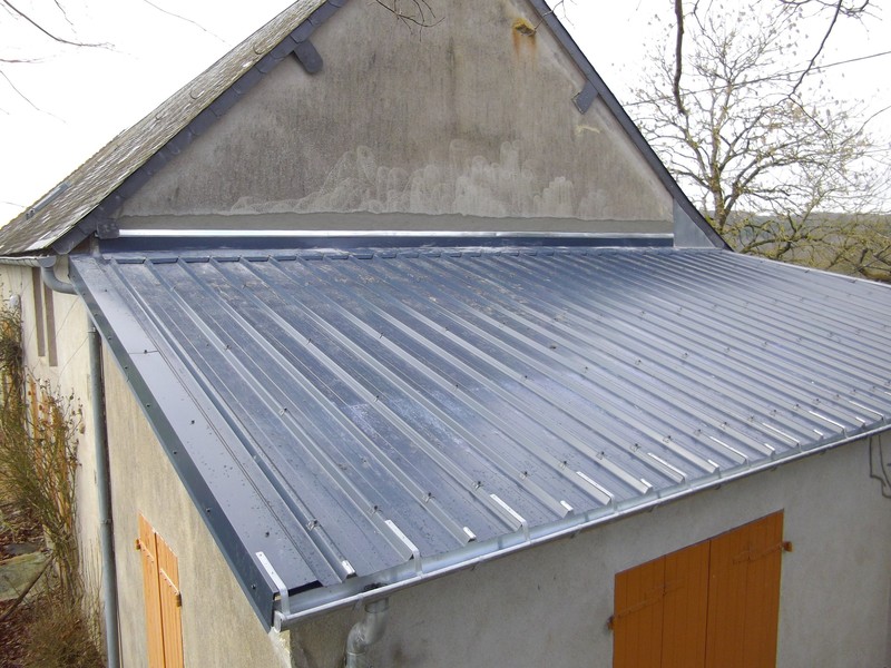 Appenti couvert en bac acier coloris ardoise.