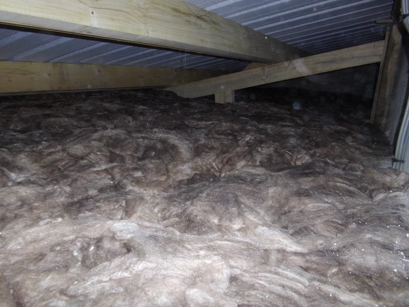 Pose de laine de roche en rouleau de 300 mm en comble perdu.