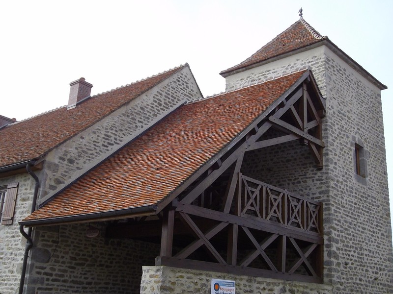 Charpente de auvent en chêne avec solivage, croix de Saint André et rembardes.
