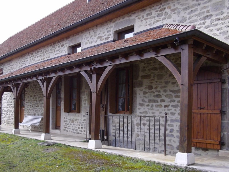 Auvent en chêne avec pièces cintrées et moulurées.