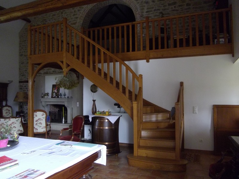 Escalier un quart tournant au départ avec mezzanine en chêne teinté.