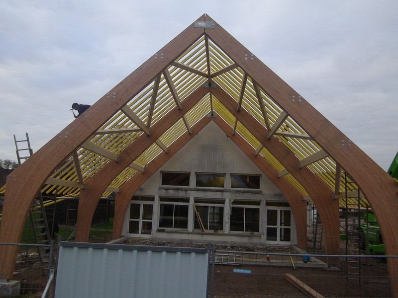 Extension d'une salle communale avec portiques en lamellé-collé de douglas.