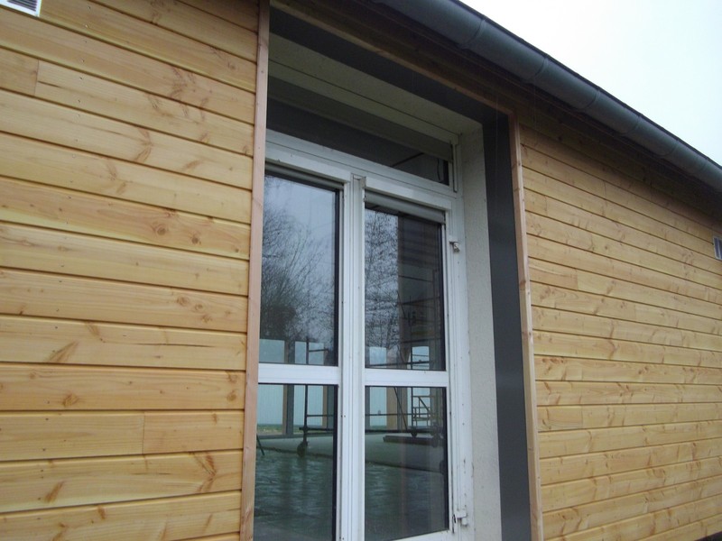 Habillage des ouvertures avec baguette d'angle et tôle laquée.