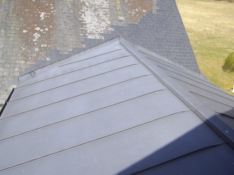 Toiture à faible pente d'une véranda en joint debout zinc anthracite.