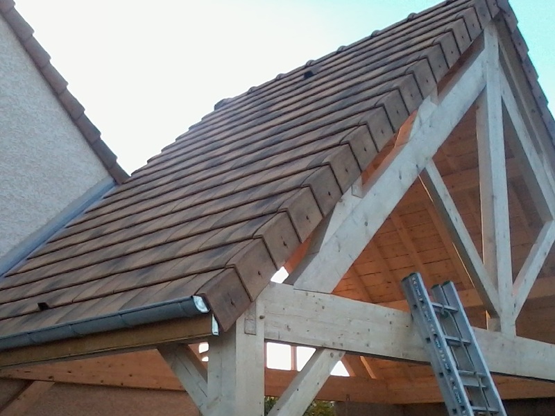 Auvent couvert en tuile petit moule Giverny sablé Champagne.