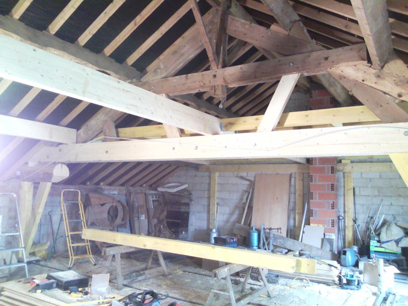 Modification d'une ferme de grenier, réhaussement des entraits et création d'un plancher.