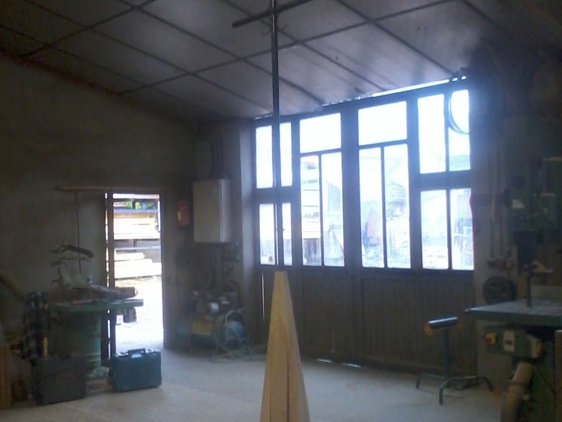 Rallongement de la pointe du clocher et de la croix en atelier, puis peinture du coq avant repose.