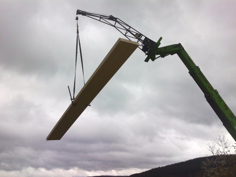 Levage d'un plancher lamellé-collé de section 100/600 mm.