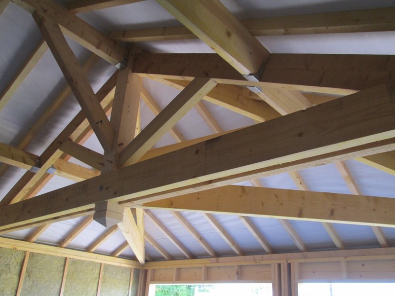 Vue de l'intérieur avec sous toiture blanche.