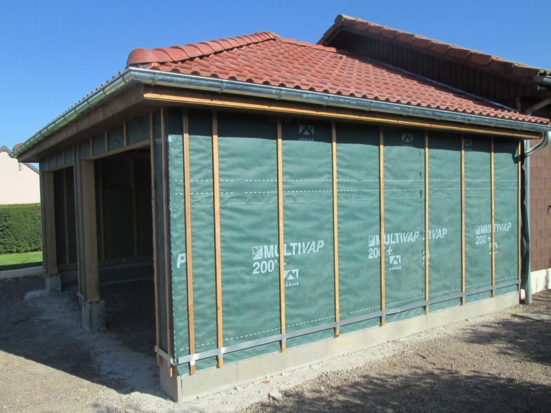 Vue du garage accolé à la maison.