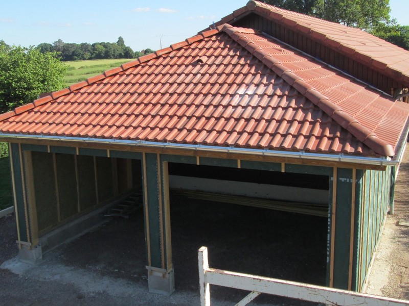 Garage neuf couvert en tuile béton double Romane.