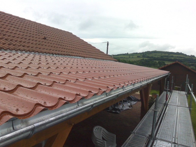 Toit de faible pente d'un auvent en Batituile.