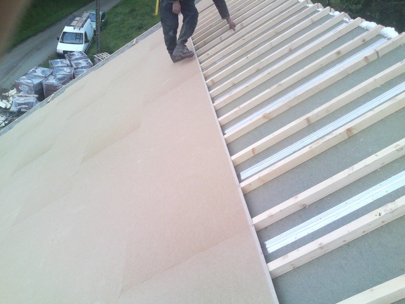 Mise en place d'une sous toiture phonique étanche par dessus le contrelattage.