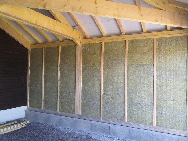 Isolation de murs à ossature bois avec laine de roche de 140 mm.