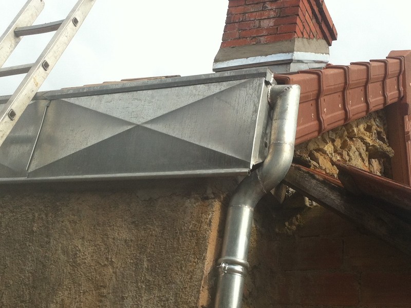 Détail d'un caisson en zinc.