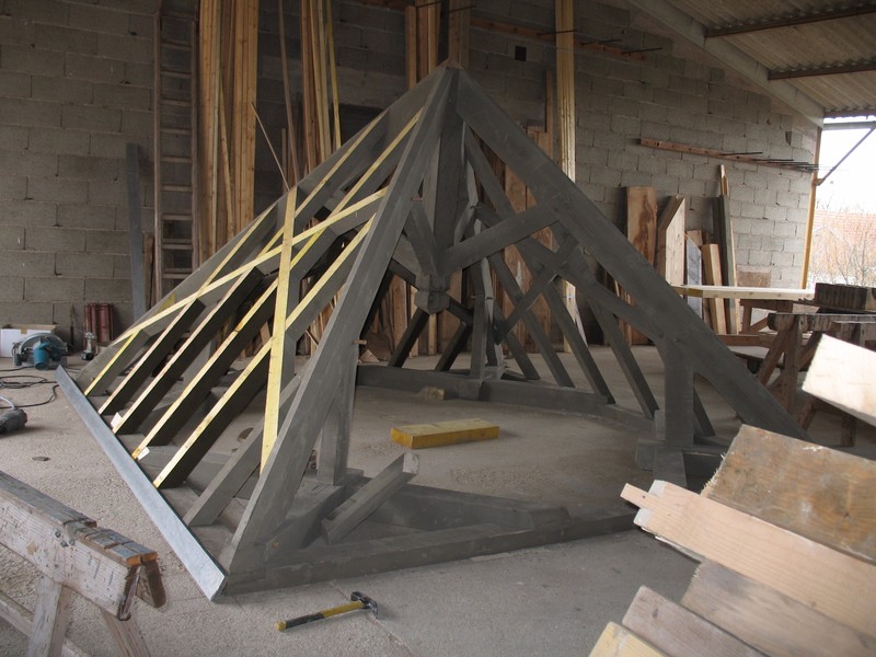 Pavillon carré apparent avec croix de chevron assemblé à l'atelier.