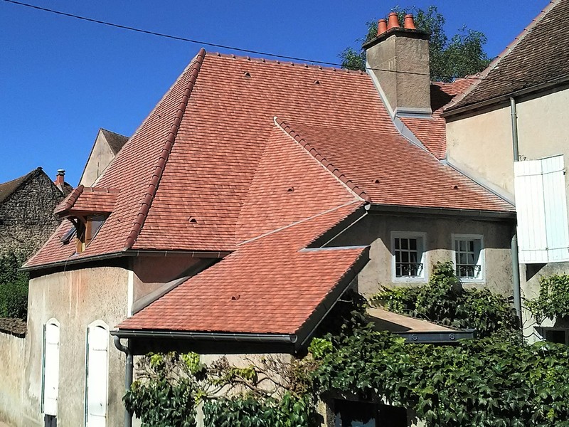 Autre toiture avec raccords couverte en Restauration coloris Rustique nuagé.
