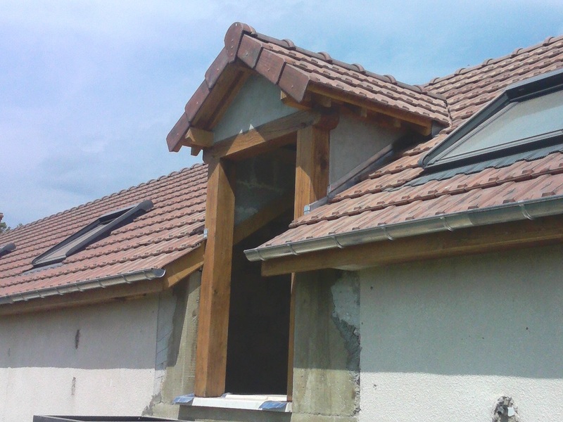 Lucarne à chevalet en tuile losangée avant pose du balcon.