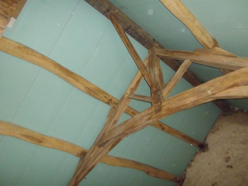 Charpente chêne conservée et redressée.