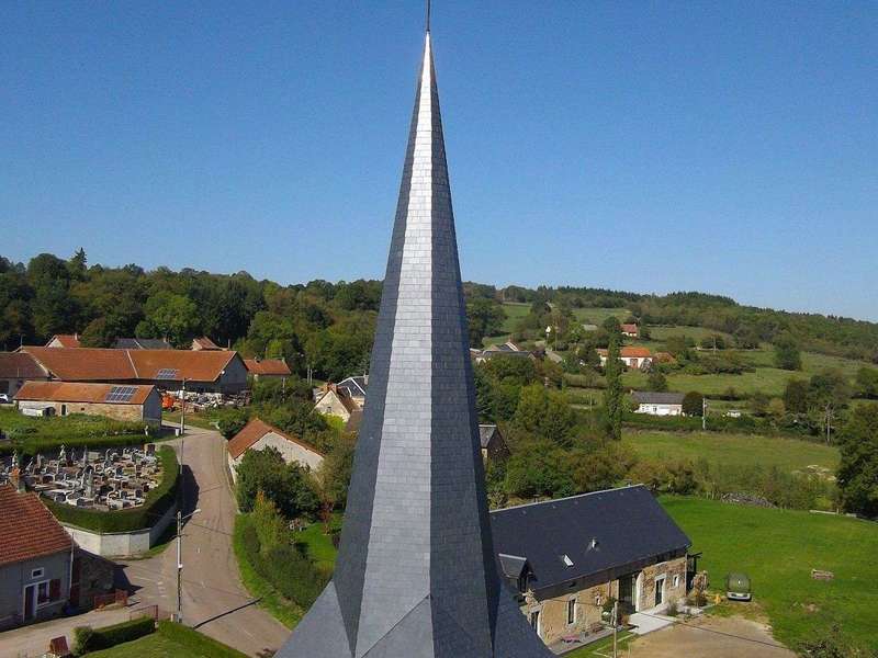Clocher couvert en ardoise de 5 mm clouée.
