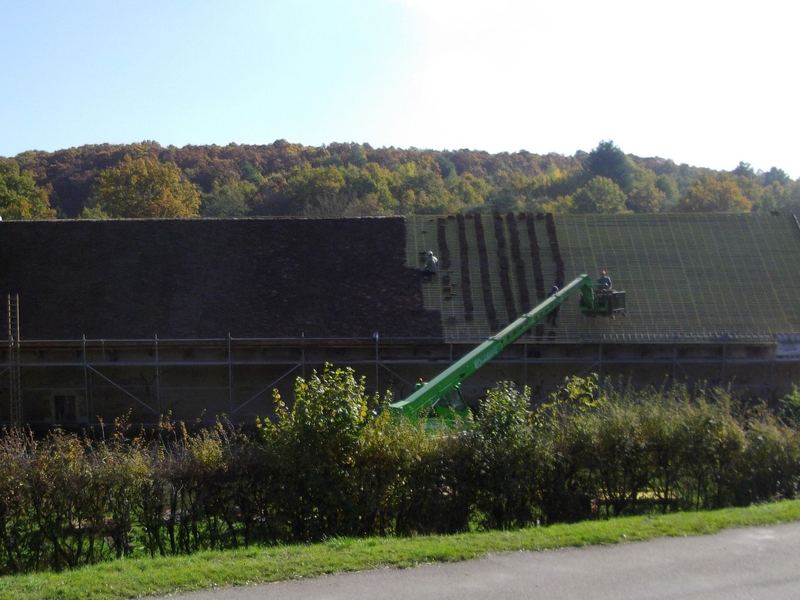 Repose de tuiles plates sur un côté après triage.