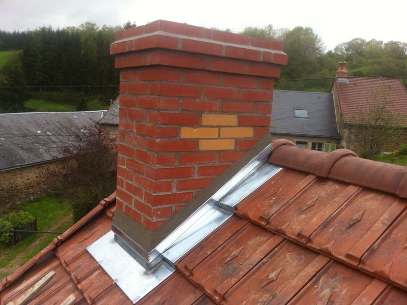 Cheminée refaite en brique avec abergement zinc.