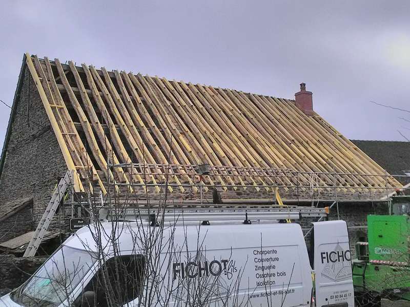 Redressage de toiture avec fourrure.