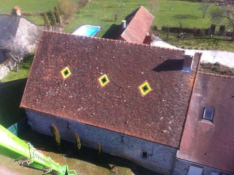 Couverture en tuile plate de réemploi avec motifs losangés.