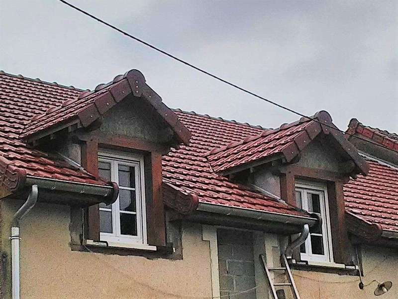 Lucarnes à deux pans avec jouée en zinc.