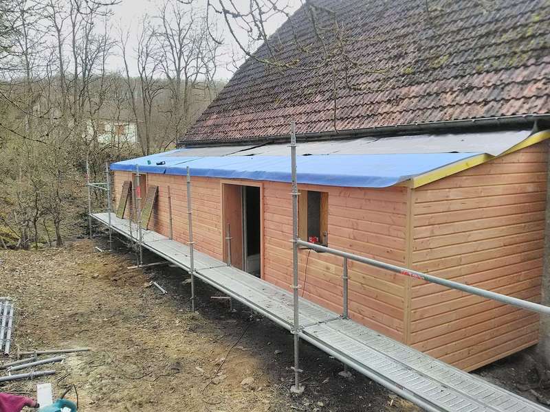 Bardage horizontal à fixations invisibles.