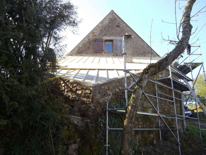 Complément isolant en fibre de bois de 35 mm d'épaisseur en cours de pose.