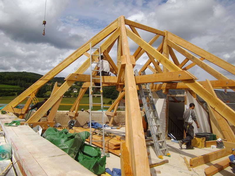 Charpente à quatre pans pour la toiture d'une école.