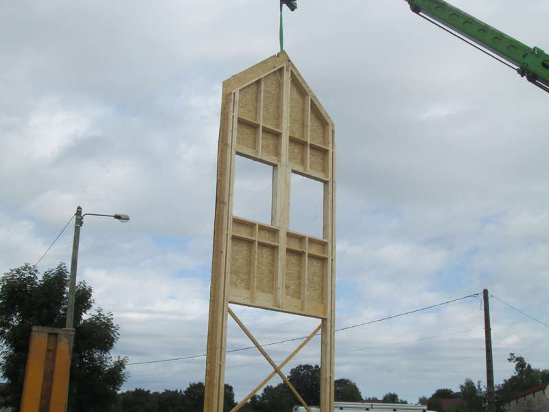Pointe de pignon avec ouvertures pour baie vitrée et fenêtres.