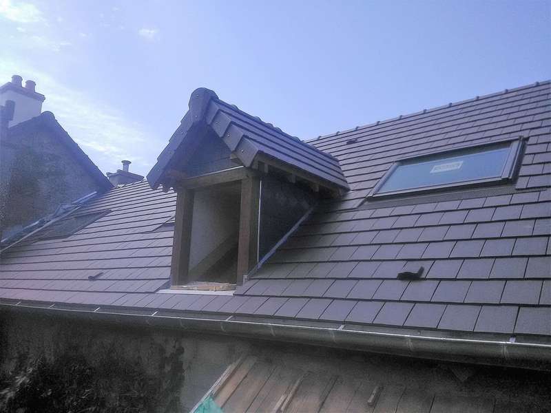 Lucarne à deux pans couverte de tuile mécanique Arboise coloris ardoisé, jouée en ardoise, poteau et linteau en chêne.