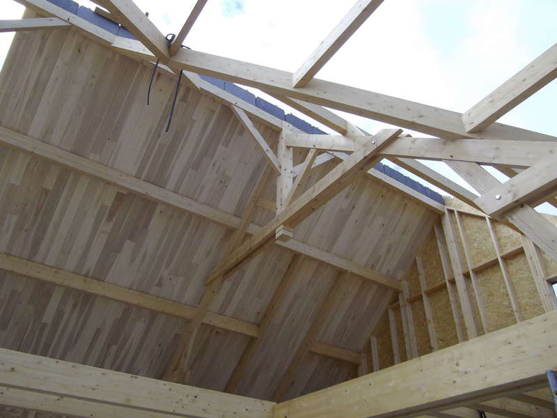 Sous face en lambris peuplier sous panneau Quickciel, pas de finition à prévoir.